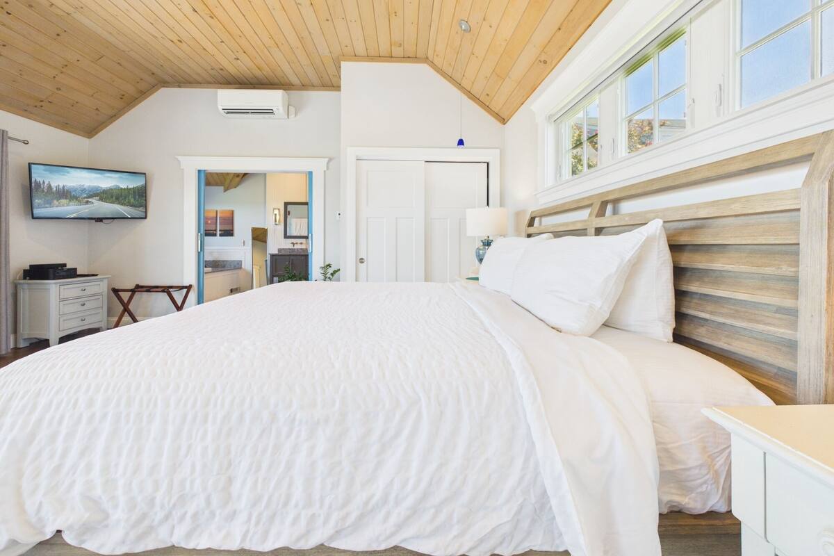 Adrian Room in Mitchell Cottage | Premium bedding, iron/ironing board, WiFi (free), individually decorated