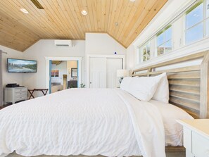 Adrian Room in Mitchell Cottage | Premium bedding, individually decorated, individually furnished - The 1661 Inn (Block Island)