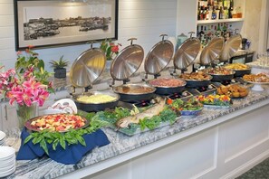 朝食 (ビュッフェ)、毎日提供 (有料)