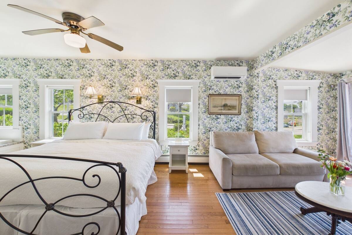 Alcock Room at The 1661 Inn, Balcony | Premium bedding, iron/ironing board, WiFi (free), individually decorated