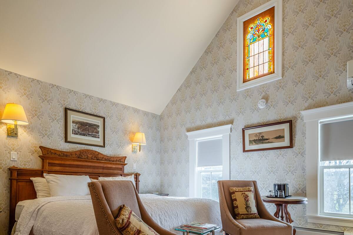 Rathbone Room in The 1661 Inn | Premium bedding, iron/ironing board, WiFi (free), individually decorated
