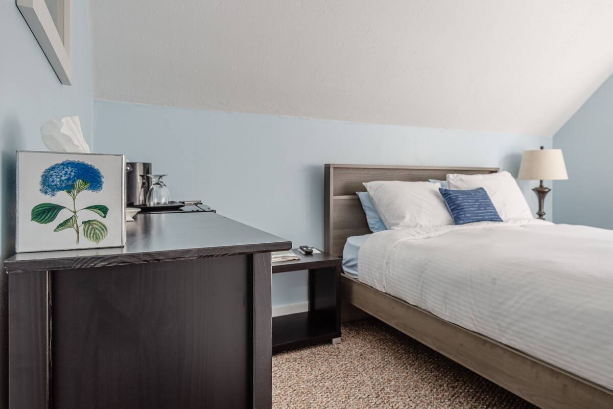 Billings Room, Shared Bath in Guest House (at The Guest House) | Premium bedding, iron/ironing board, WiFi (free), individually decorated