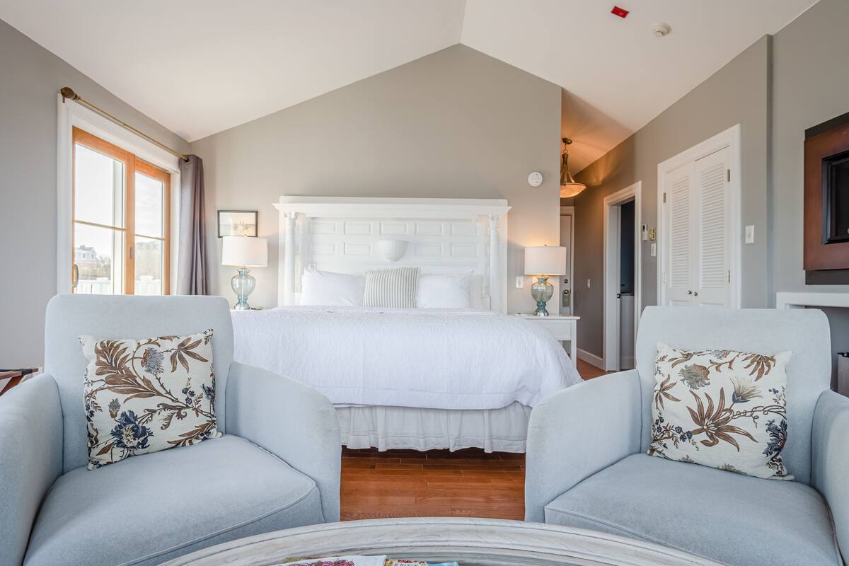 Staples Room in The 1661 Inn | Premium bedding, iron/ironing board, WiFi (free), individually decorated