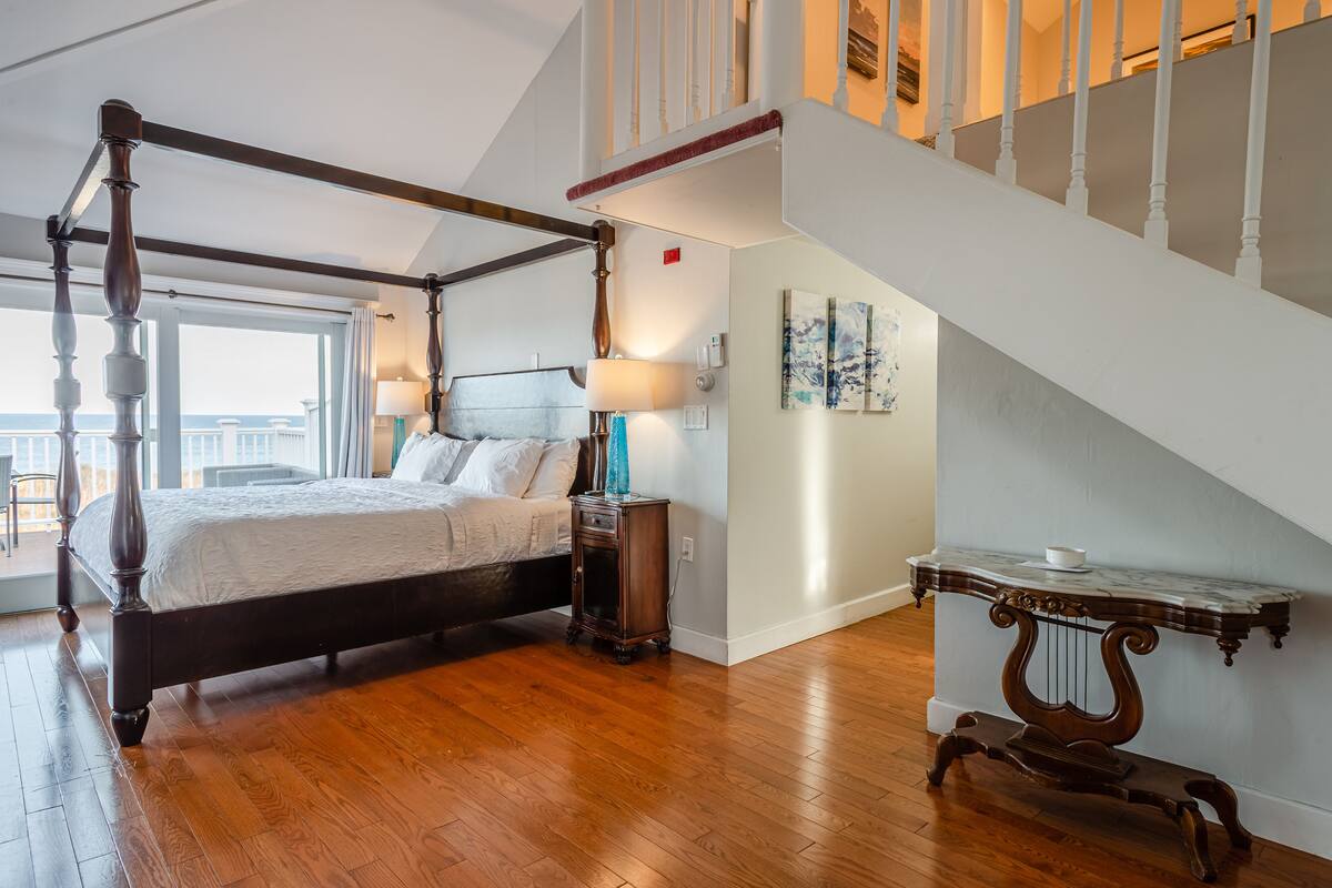 Edwards Room in The 1661 Inn | Premium bedding, iron/ironing board, WiFi (free), individually decorated