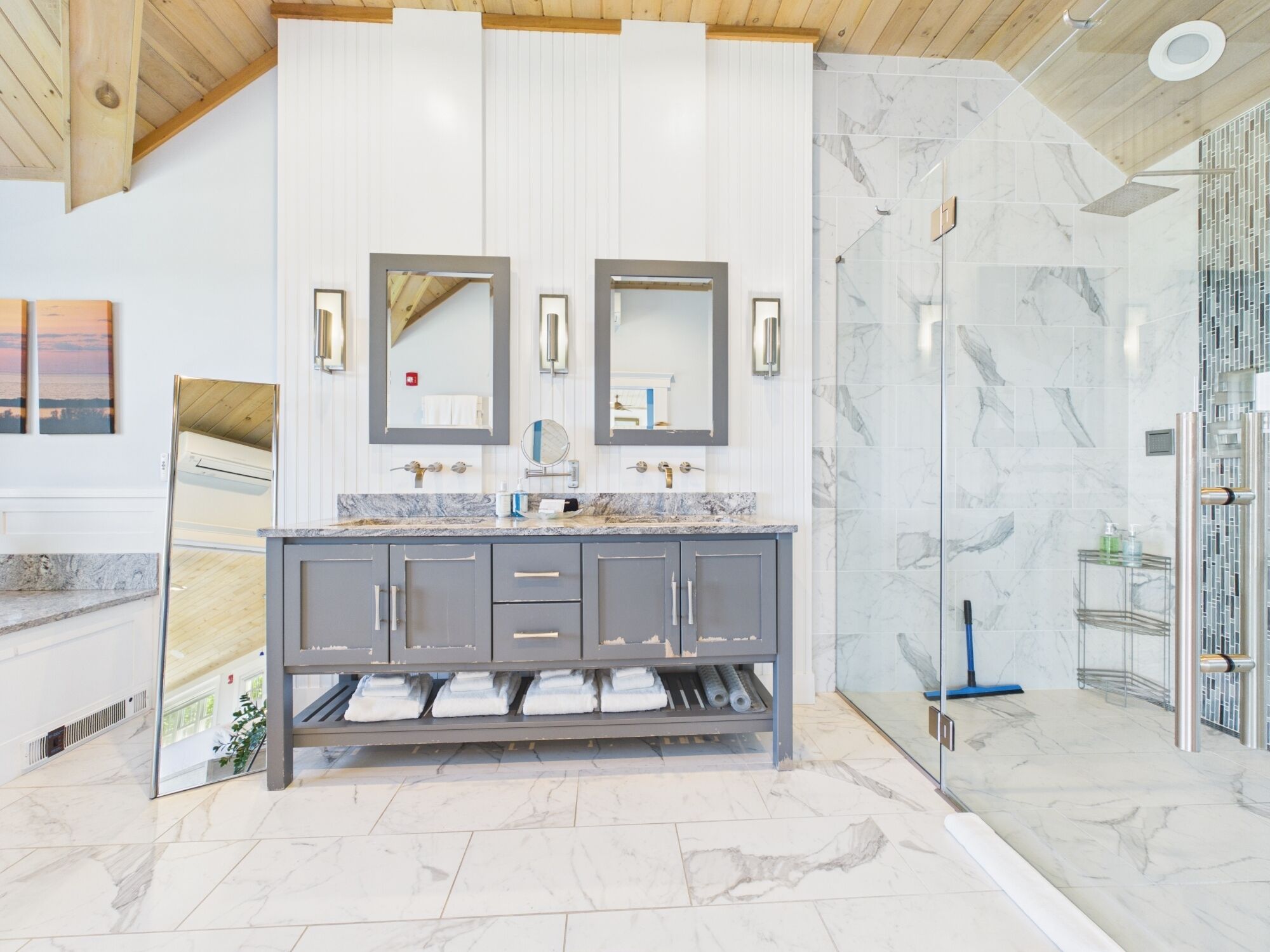Adrian Room in Mitchell Cottage | Bathroom | Shower, free toiletries, hair dryer, towels