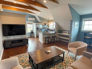 Departamento Deluxe, 1 cama King size y sofá cama, vista parcial al océano, en el área del jardín | Área de sala de estar | Smart TV 