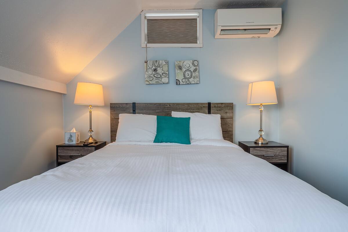 Judd Room, 1 Queen Bed, Shared Bathroom (at The Guest House) | Premium bedding, iron/ironing board, WiFi (free), individually decorated