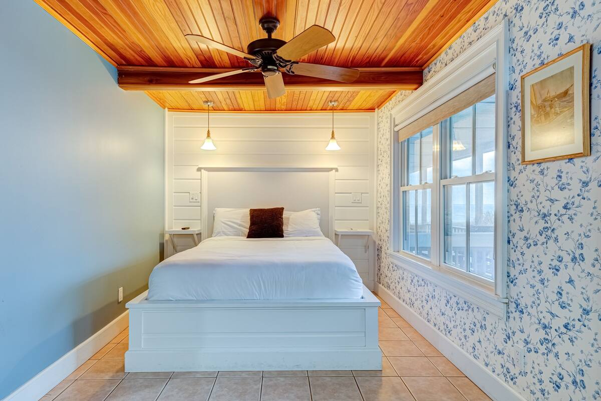 Mott Room at Guest House, 1 Queen Bed | Premium bedding, iron/ironing board, WiFi (free), individually decorated