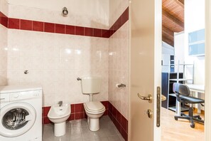 Apartment, 1 Schlafzimmer | Badezimmer | Badewanne und Dusche (separat), Haartrockner, Handtücher