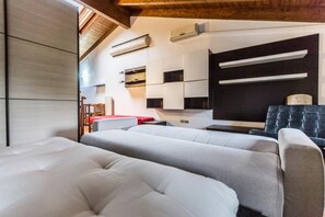 1 habitación, tabla de planchar con plancha y cunas gratuitas 