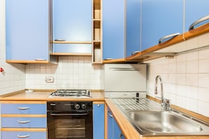 Großer Kühlschrank, Ofen, Kochgeschirr/Geschirr/Besteck