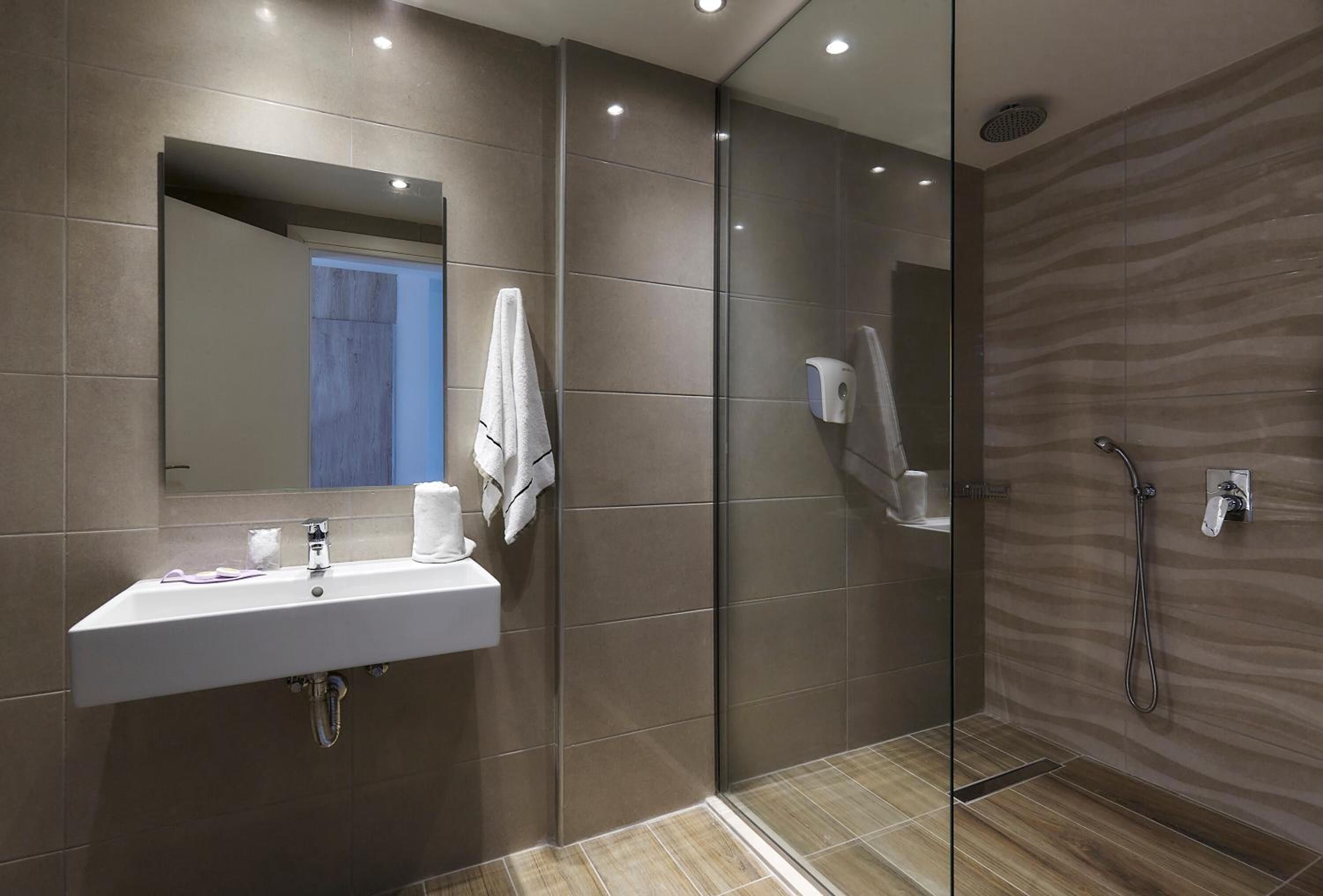 shower, free toiletries, hair dryer, towels