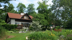 Front of property - Swiss Woods B&B Inn (Lititz)