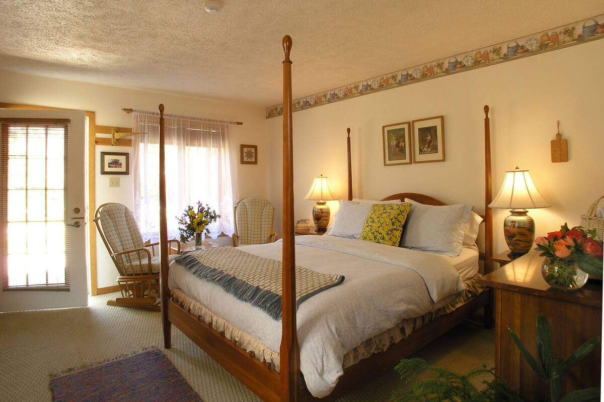 Deluxe Double Room | Iron/ironing board (on request), WiFi (free), individually decorated