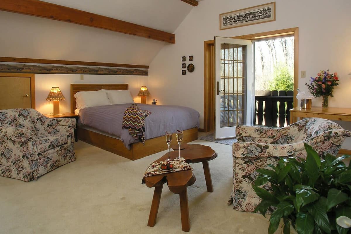Deluxe Room, Balcony | Individually decorated, individually furnished, iron/ironing board