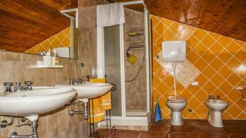 Double Room, Shared Bathroom | Bathroom | Shower, free toiletries, hair dryer, bidet