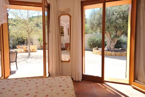 Superior Double Room | 1 bedroom, premium bedding, in-room safe, individually decorated - Finca El Almendral (Relleu)