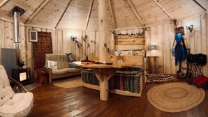 キャビン (Daisy Roundhouse Yurt)