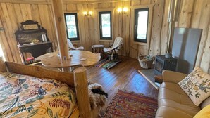 キャビン (Daisy Roundhouse Yurt)