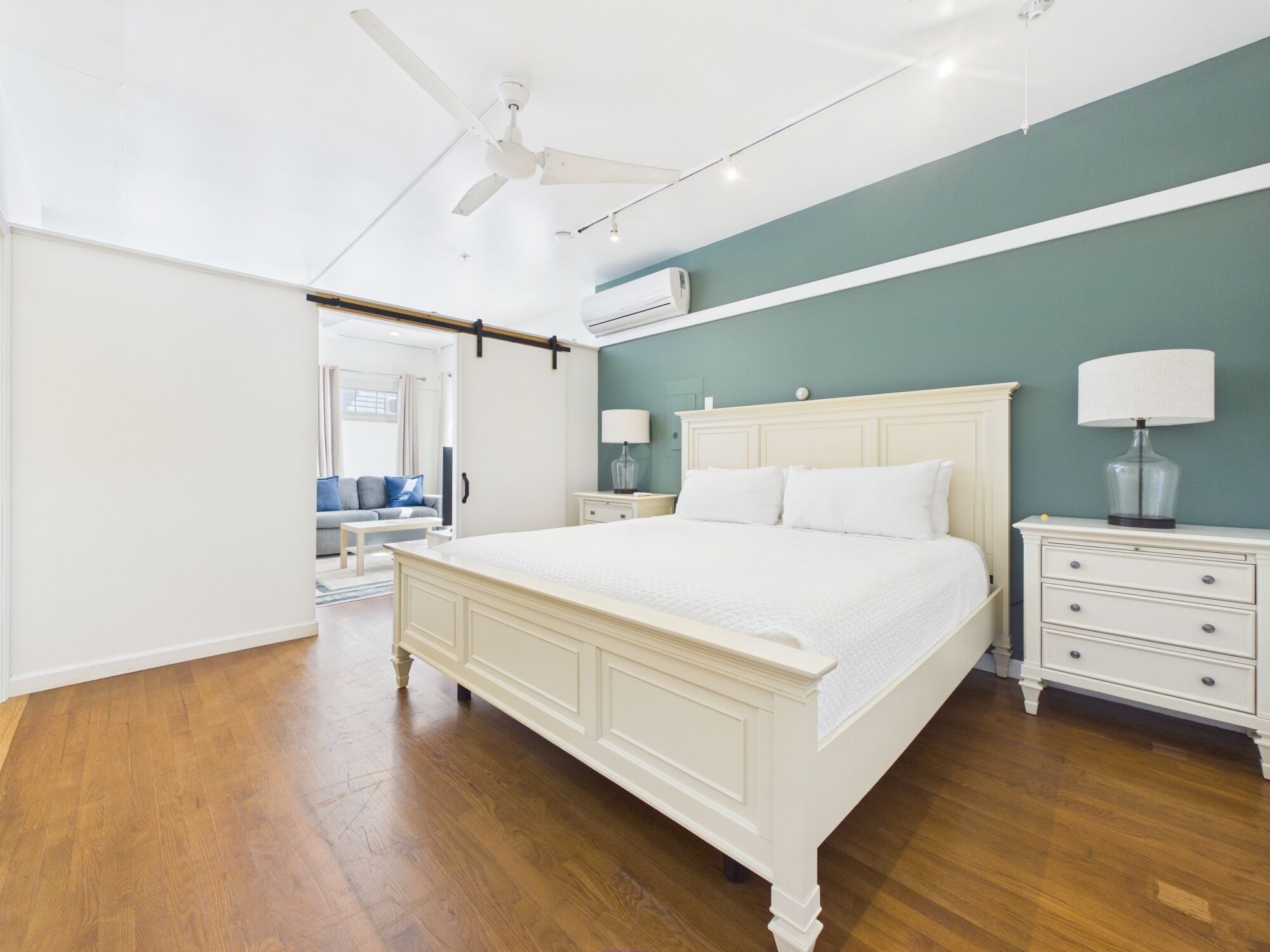 Habitación | Tabla de planchar con plancha y ropa de cama 