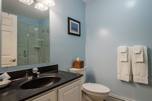 Room 2: Two Queen beds, private bath. | Bathroom