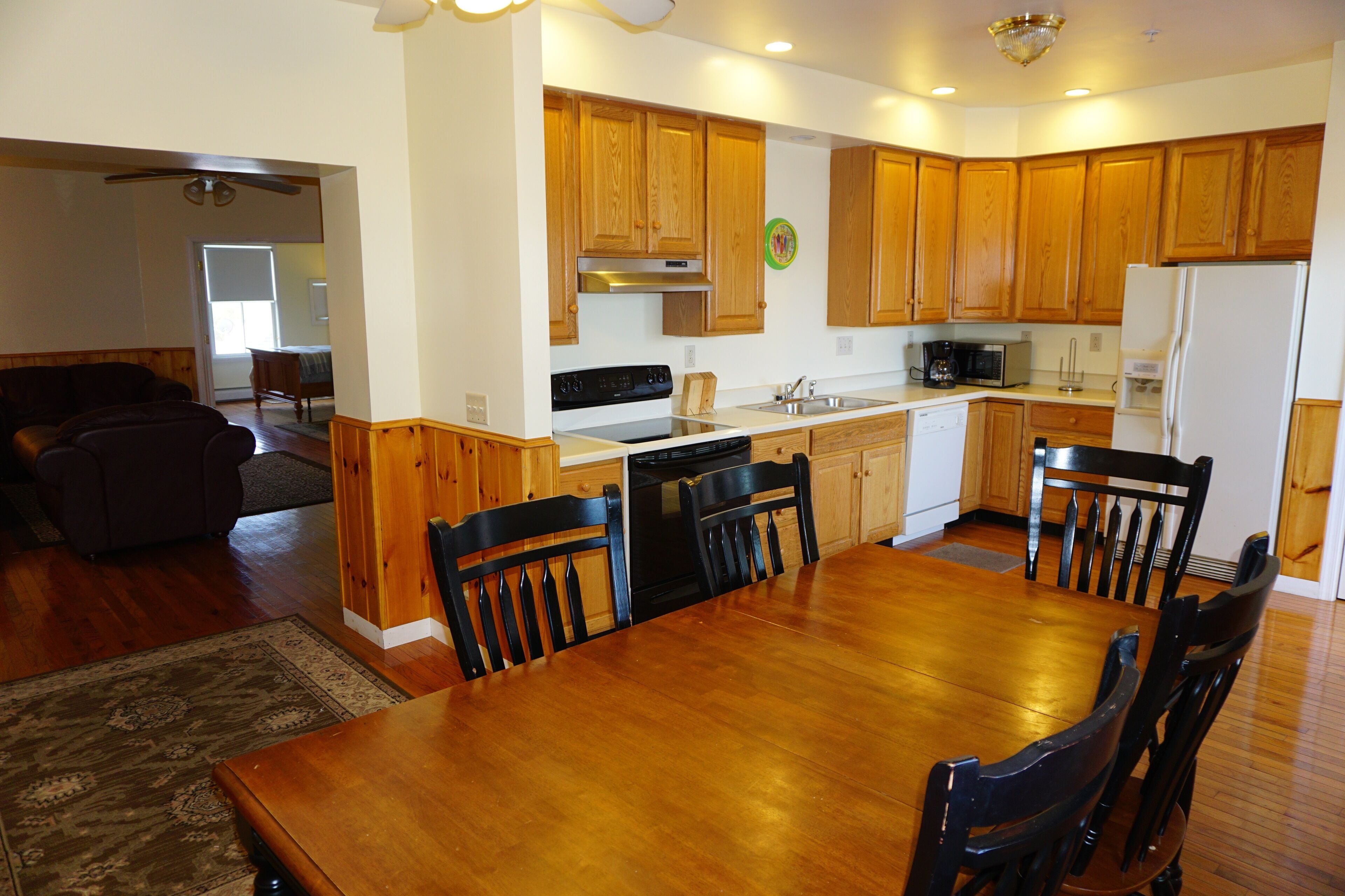 Appartement, 4 slaapkamers (Apartment 2, 3 Baths, Sleeps 8) | Woonruimte | Flatscreentelevisie