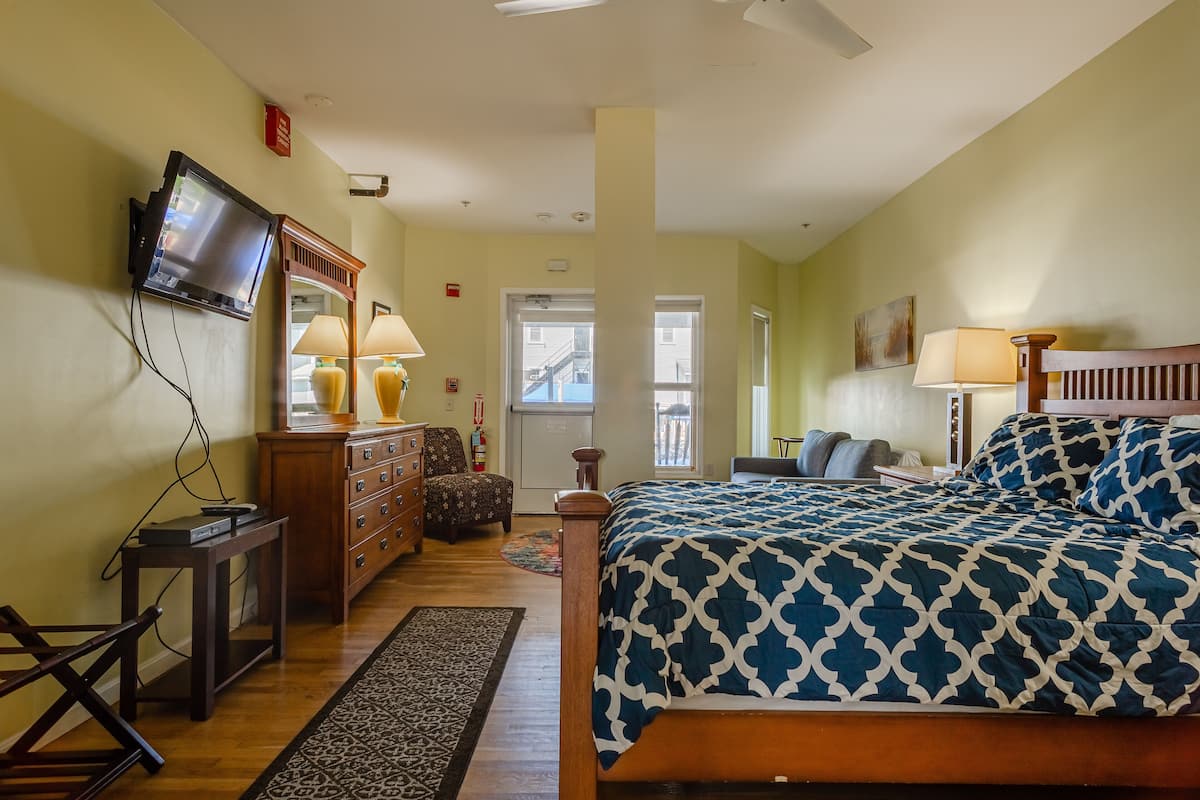 Room 6: Queen bed, full pullout,private bath | 1 bedroom, iron/ironing board, bed sheets
