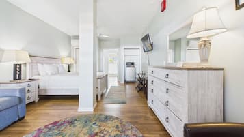 Rumah, 1 Tempat Tidur Queen dengan tempat tidur Sofa, kamar mandi pribadi (Room 6) | Setrika/meja setrika dan seprai linen