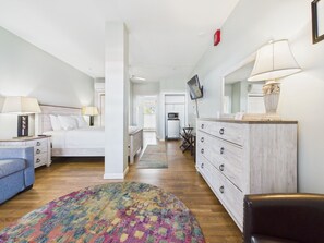 Huis, 1 queensize bed met slaapbank, privébadkamer (Room 6) | Een strijkplank/strijkijzer, beddengoed