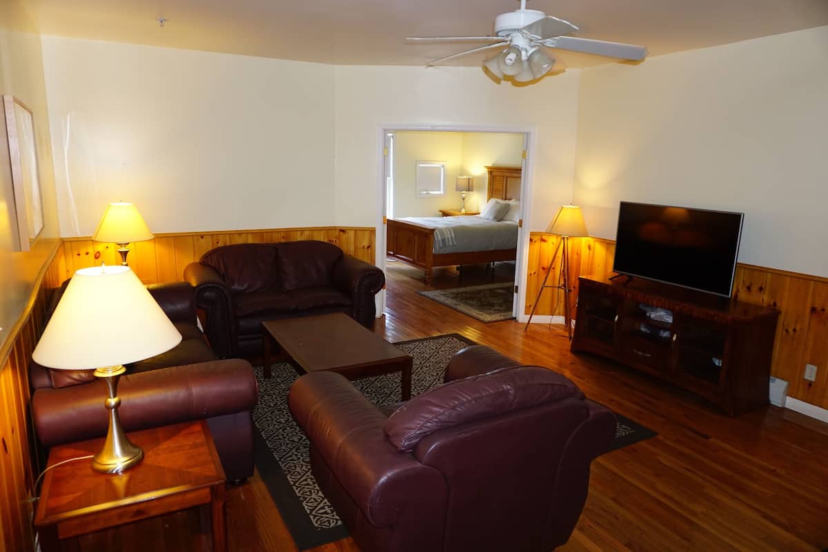 Apartment 2: 4 Bedroom, 3 Baths, Sleeps 8 | Living room | Flat-screen TV
