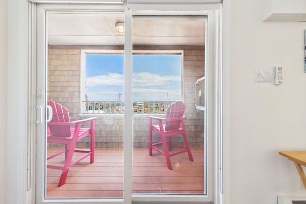Room 1: Queen bed, twin pullout, private bath | Balcony view