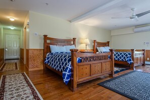 Zimmer, 2 Queen-Betten, eigenes Bad (Room 2) | Bügeleisen/Bügelbrett, Bettwäsche