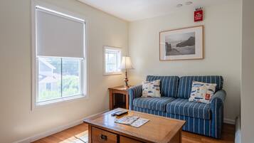 Room 3: Queen bed, queen pullout, private bath | Iron/ironing board, bed sheets