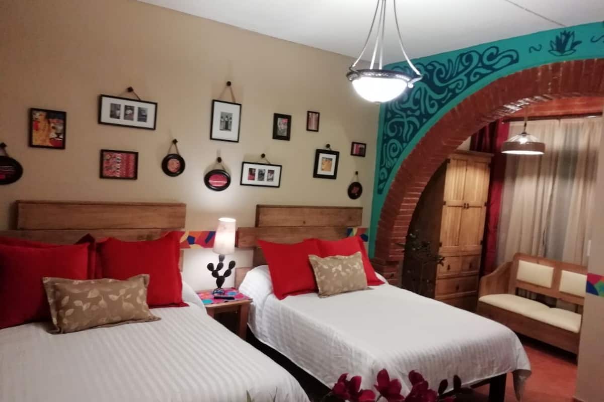 Quarto quádruplo standard, 2 camas de casal | 1 quarto, edredons de pluma, frigobar, ferros/tábuas de passar roupa