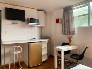 Quarto casal ou duplo standard, 2 camas de solteiro, cozinha | Cozinha privada | Micro-ondas, cooktop, talheres/pratos/utensílios de cozinha