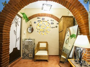 Cubrecamas, minibar, tabla de planchar con plancha y wifi gratis 