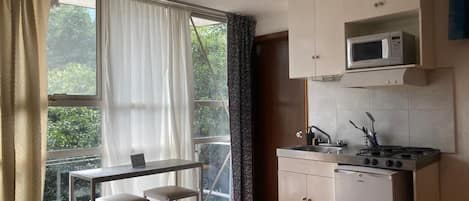 Kamar Double atau Twin Standar, 2 Tempat Tidur Twin, dapur | Dapur pribadi | Microwave, kompor, dan peralatan masak/sendok-piring