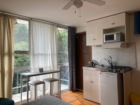 Standard Double or Twin Room, 2 Twin Beds, Kitchen | Private kitchen | Microwave, stovetop, cookware/dishes/utensils