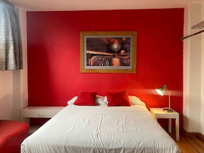 Standard Double or Twin Room, 2 Katil Bujang (Single), Kitchen | Gebar bulu kapas, bar mini, seterika/papan seterika, Wi-fi percuma 