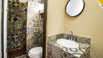 Kahden hengen superior-huone, 1 parisänky, keittiö | Kylpyhuone | Suihku, hiustenkuivaaja, pyyhkeet, saippua