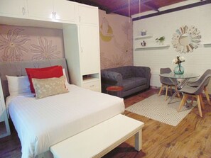 Habitación doble superior, 1 cama doble, cocina | Edredones de plumas, minibar, tabla de planchar con plancha