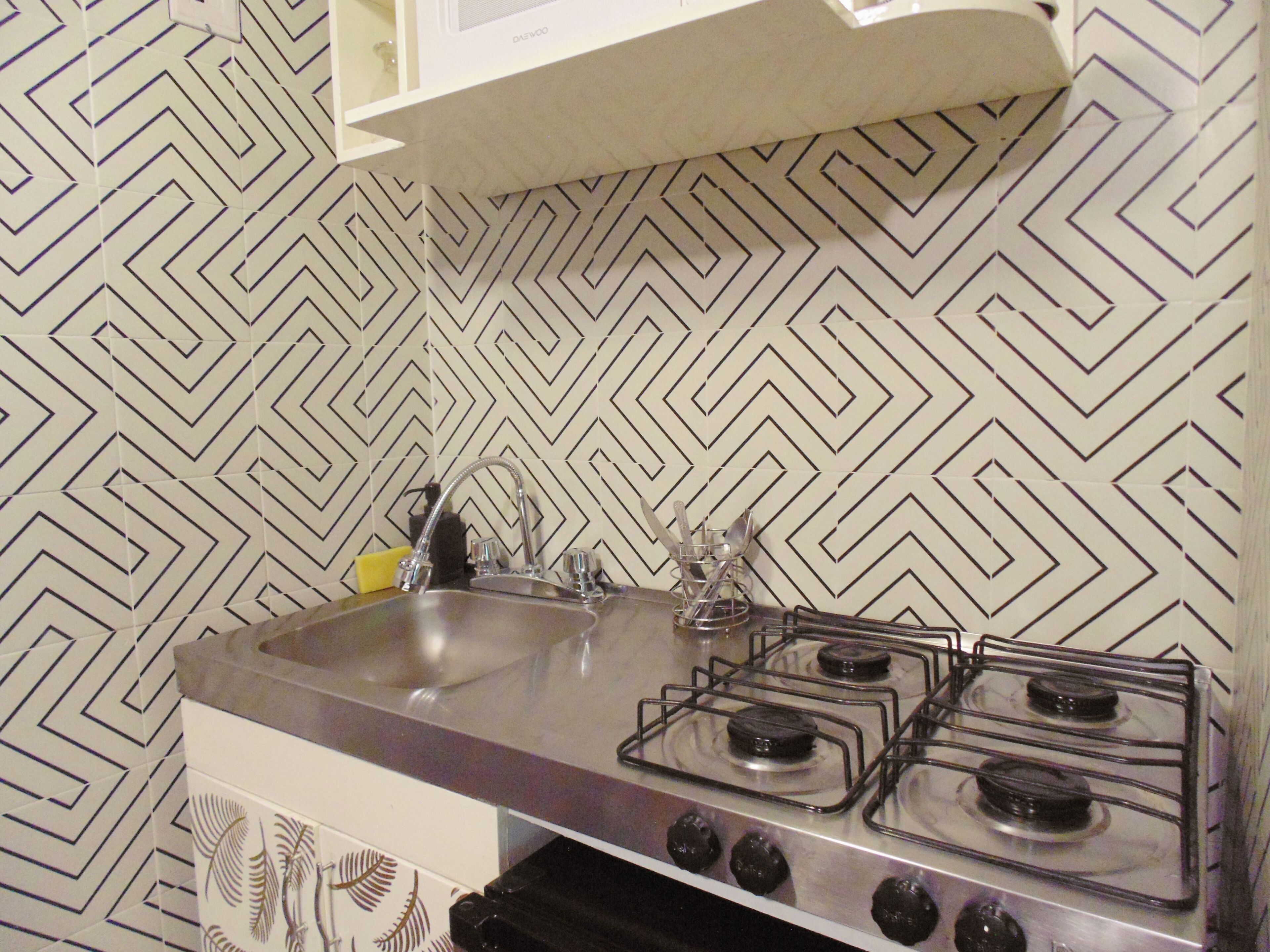 Habitación doble superior, 1 cama matrimonial, cocina | Cocina privada | Microondas, parrilla de estufa y utensilios de cocina 