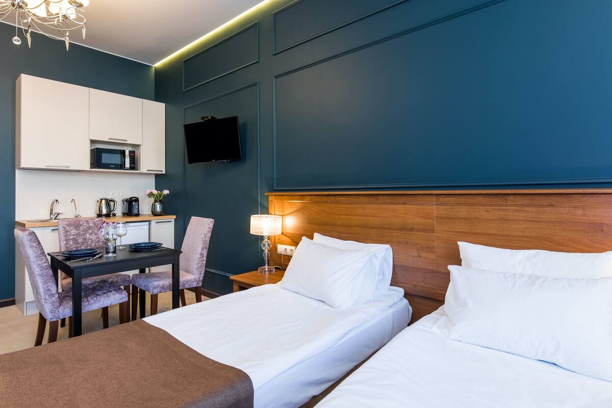 Deluxe Triple Room | Private kitchenette | Fridge, microwave, coffee/tea maker, electric kettle