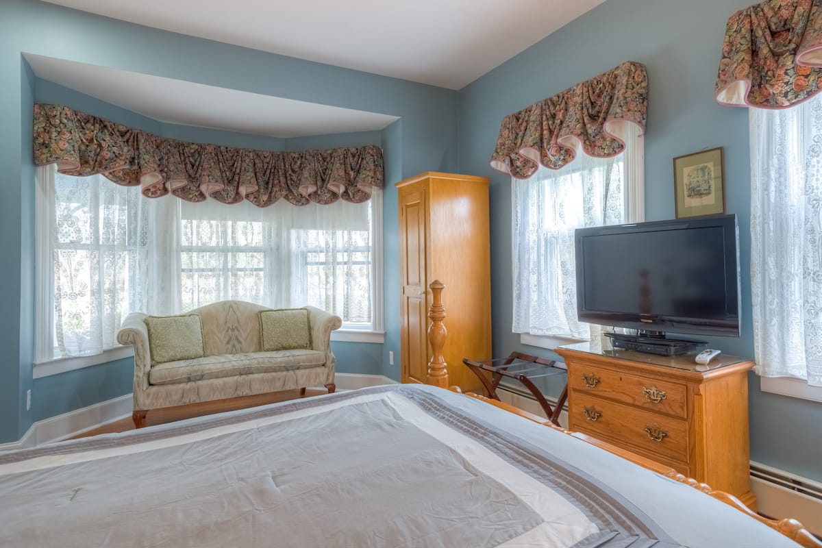 William Earl | Iron/ironing board, free WiFi, bed sheets