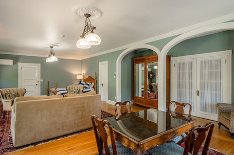 Quarto (Kathryn Sullivan) | Ferros/tábuas de passar roupa, Wi-Fi de cortesia, roupa de cama. Dodge Cottage