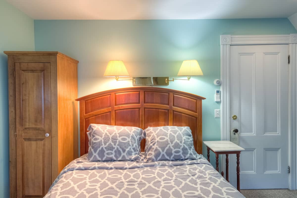 Tabla de planchar con plancha, wifi gratis y ropa de cama