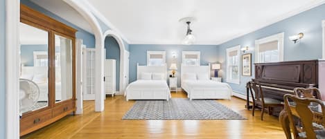 Habitación (Kathryn Sullivan) | Tabla de planchar con plancha, wifi gratis, ropa de cama