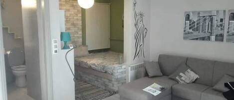 Habitación económica, vista a la ciudad | Área de sala de estar | Televisión de pantalla plana