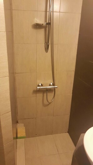 Habitación económica, vista a la ciudad | Baño | Regadera, amenidades de baño gratuitas, secadora de cabello, toallas 