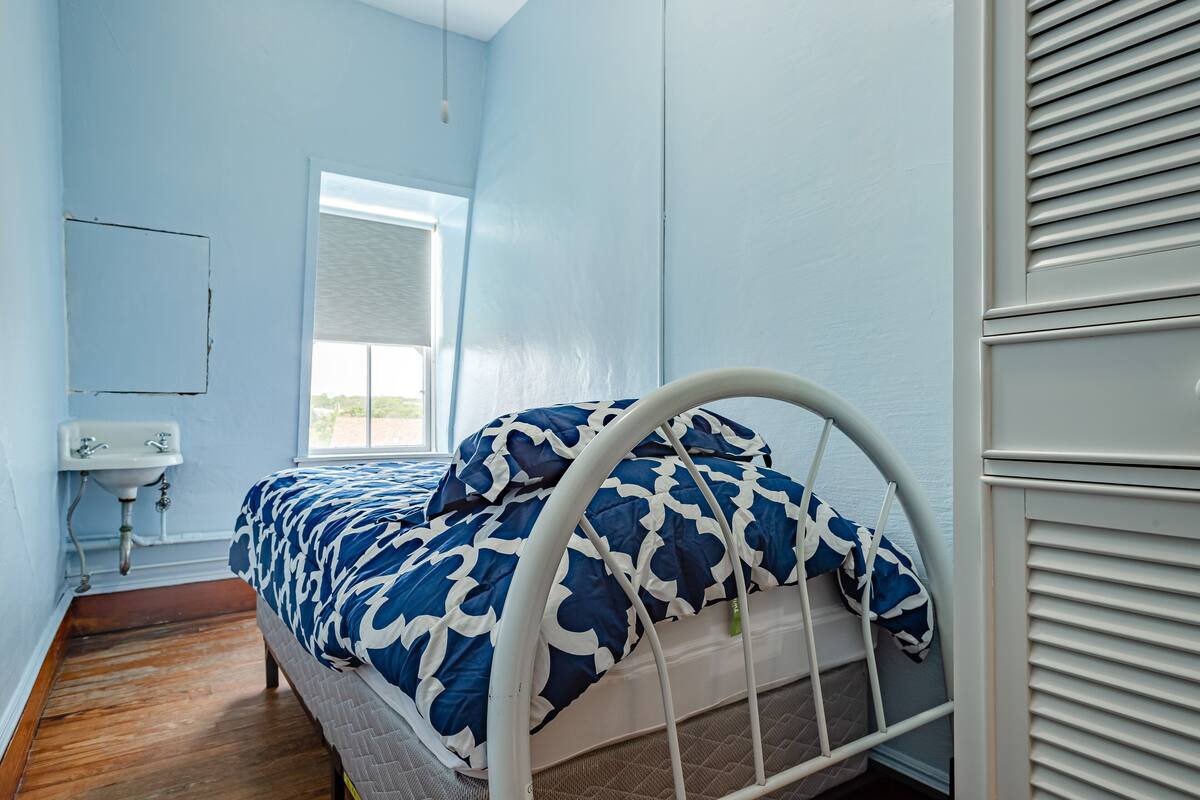 Quarto, 1 cama de solteiro, banheiro compartilhado (#5 Main Building) | Individualmente decorados, individualmente mobiliados